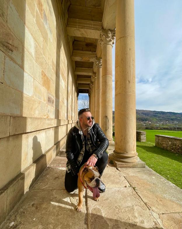 Con su perra Bimba en la Iglesia de San Jorge Las Fraguas, conocida como el 'Partenón' cántabro.