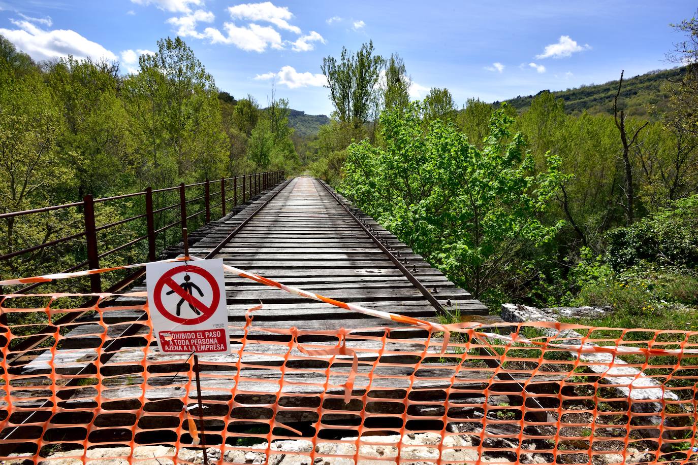 Uno de los dos puentes volados entre Quintanabaldo y Puentedey. Las soluciones técnicas se complican en estos pasos pendientes de obra