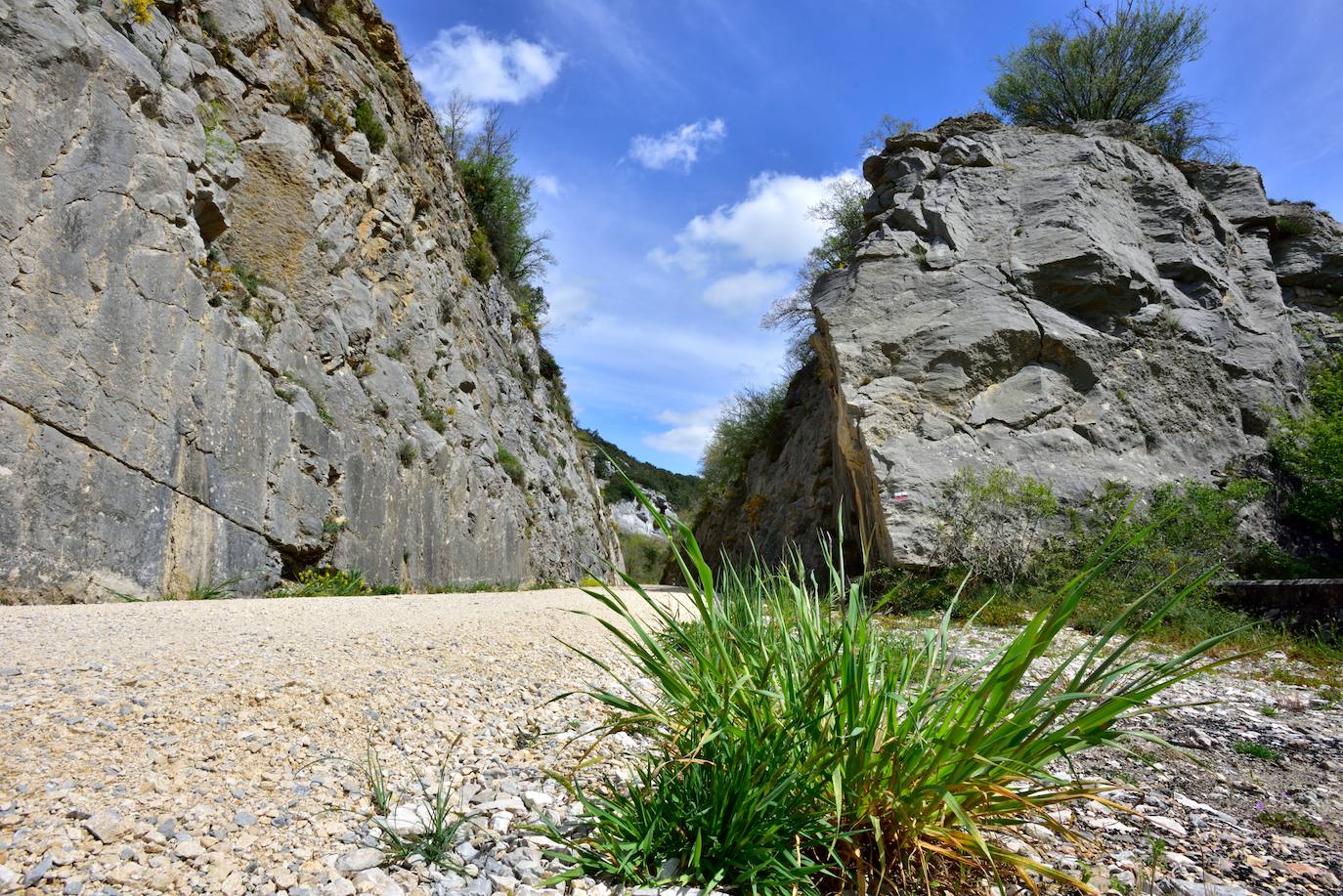 Trinchera abierta en la roca para el paso del ferrocarril Santander-Mediterráneo entre Quintanabaldo y Puentedey