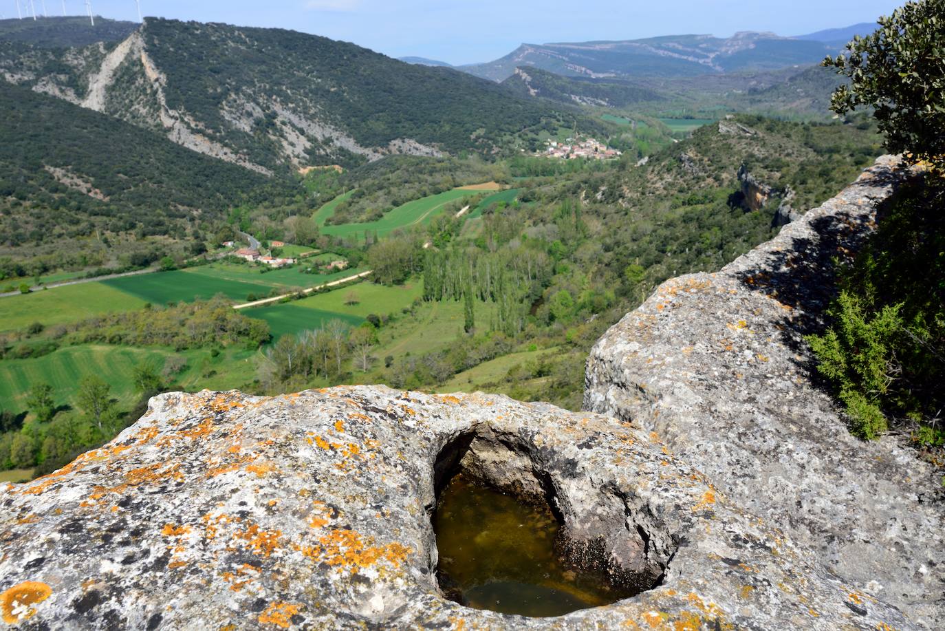 Desde la caja de la vía se pueden tomar varias rutas por caminos rurales como este que corona las peñas, con vistas a Escanduso y Escaño