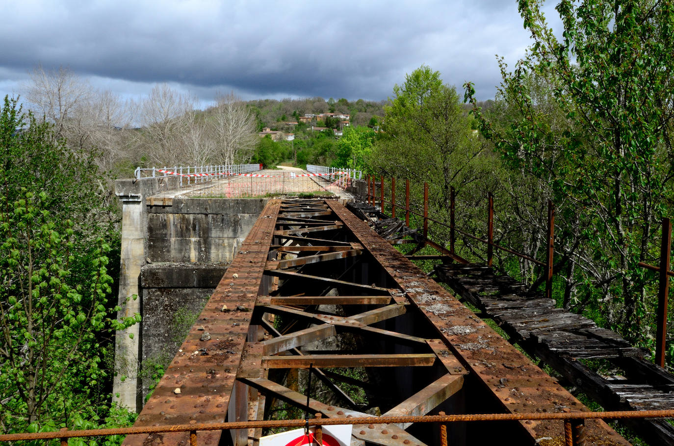 Puente sobre el río Nela en el tramo final del ferrocarril, antes de llegar a Dosante, en el que se han retirado raíles y traviesas