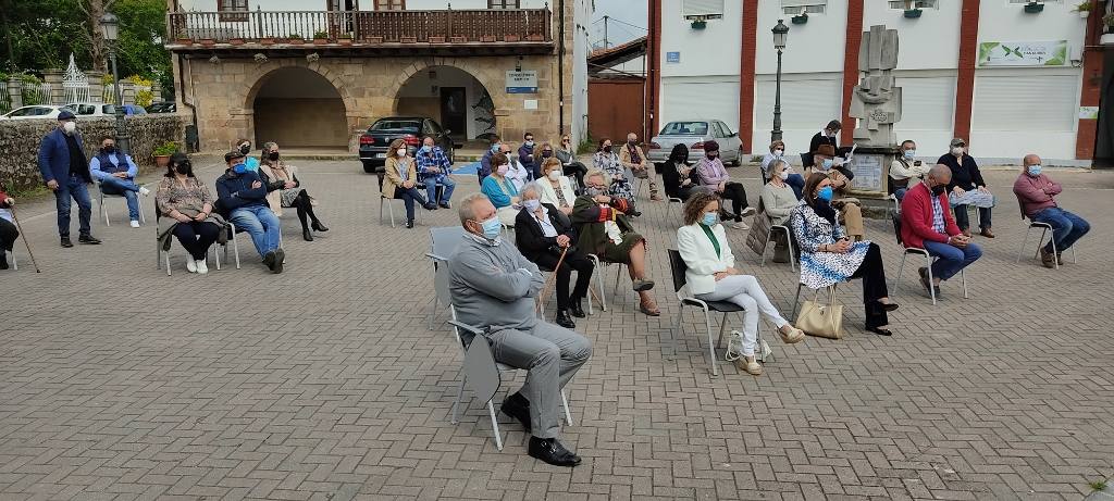 Público asistente al acto, entre ellos la consejera de Presidencia y los cuatro alcaldes de la comarca.