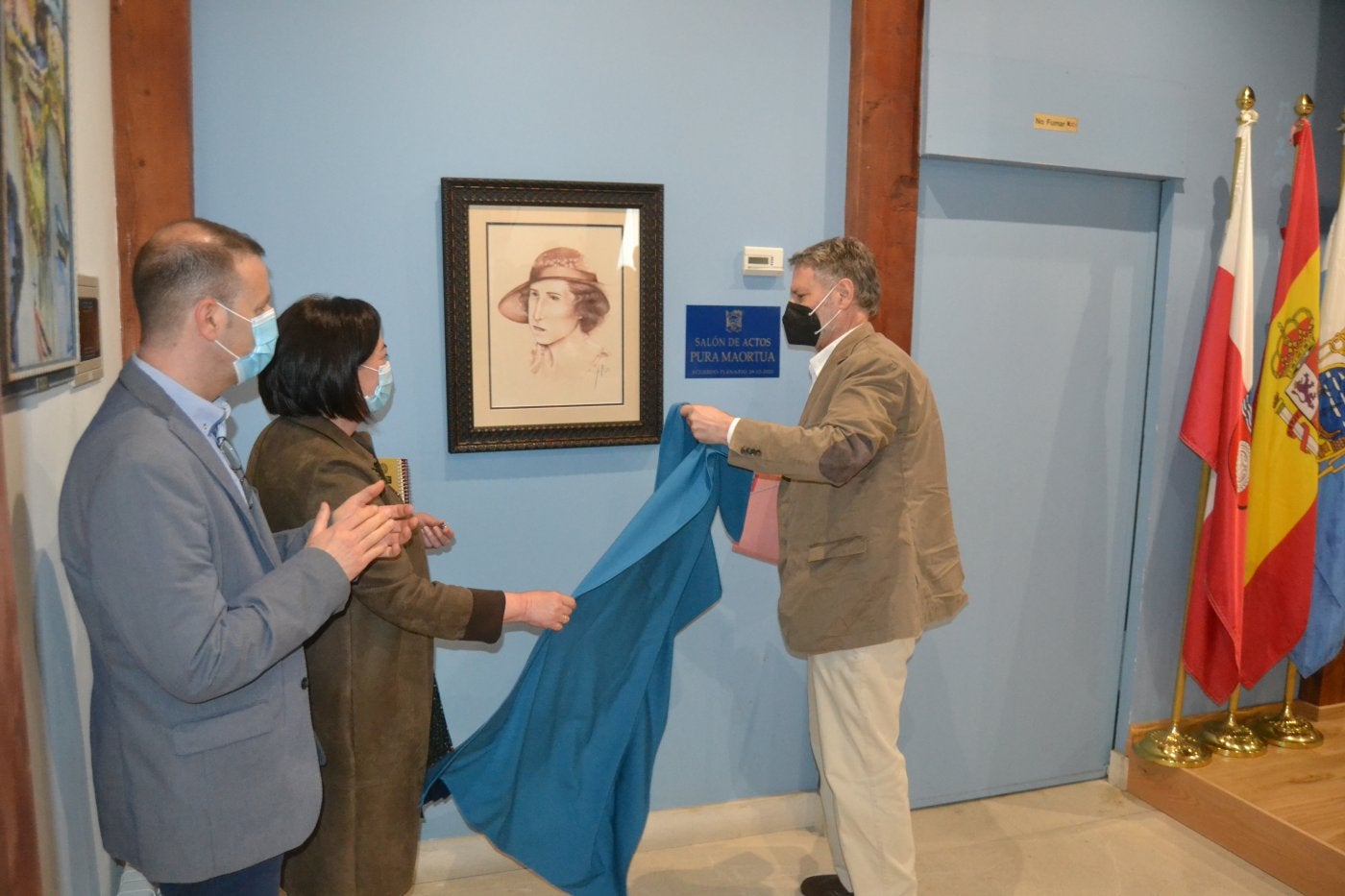 Enrique Ucelay Da-Cal (derecha), nieto de Maortua, descubre el retrato de su abuela en el salón de actos.