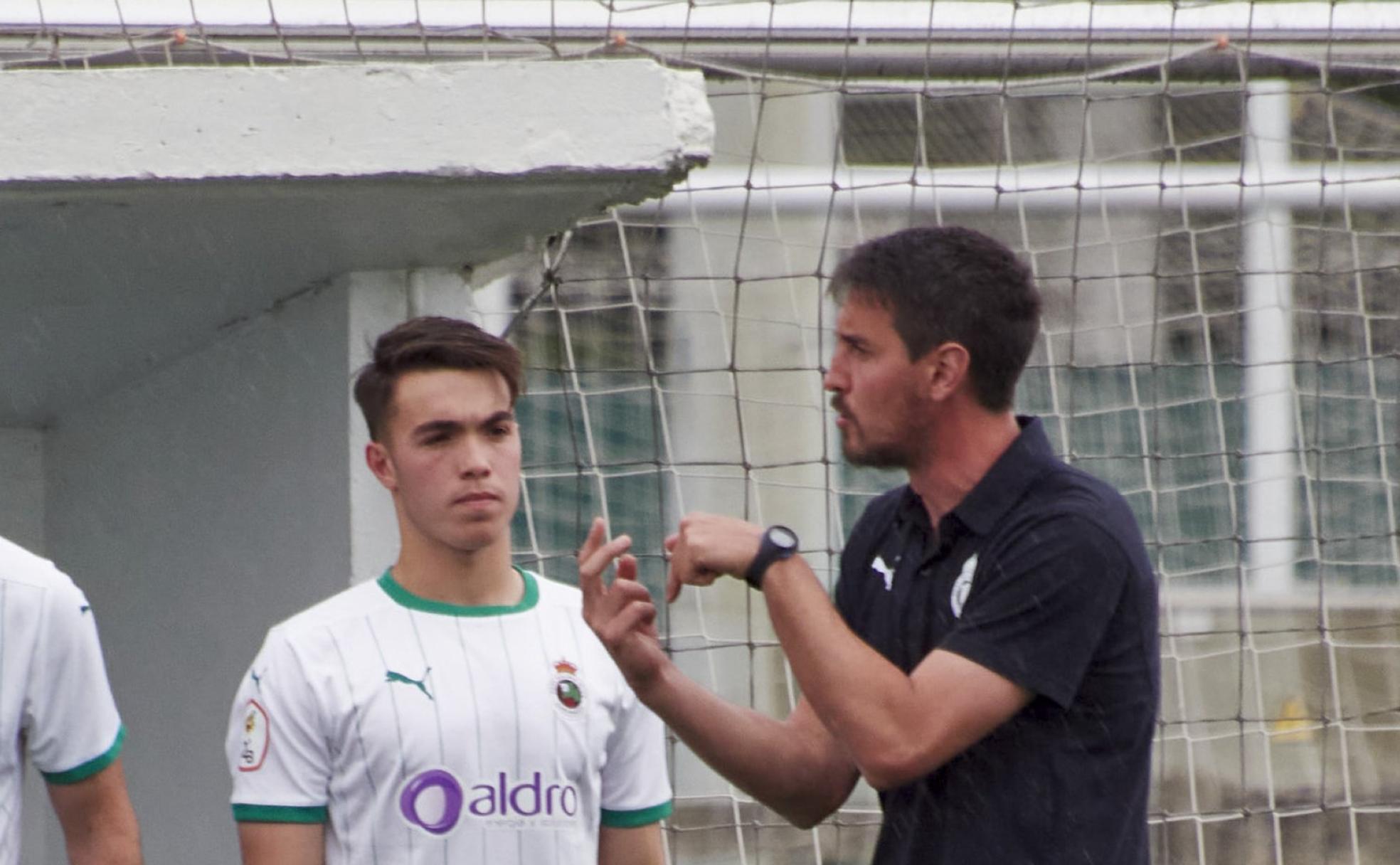 Dani González conversa con Solabarrieta justo antes de salir al campo. 