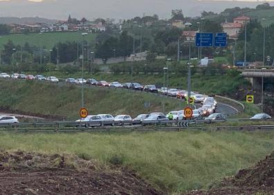 Imagen secundaria 1 - Herido grave el conductor de un camión tras volcar en la A-67 a la altura de Torrelavega