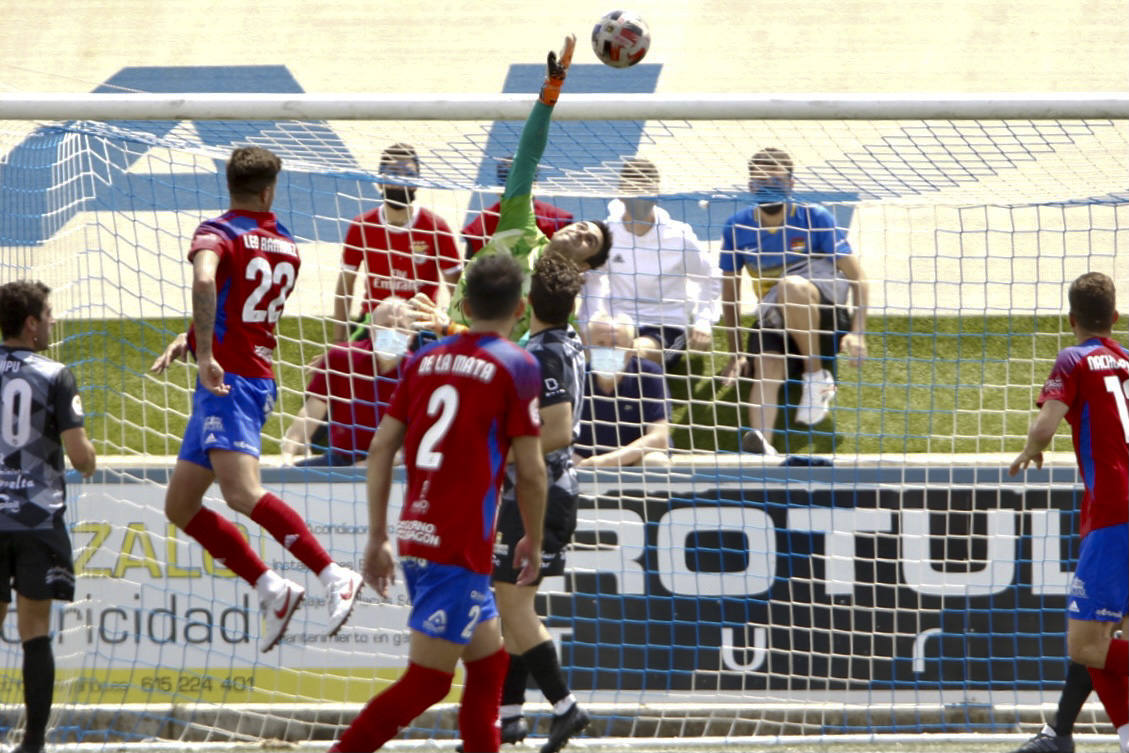 Fotos: El Laredo cae en Tarazona en minutos finales