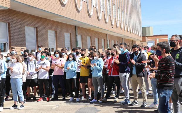 Imagen principal - Los compañeros arropan a la familia de Mario Fuentes, el universitario asesinado en León