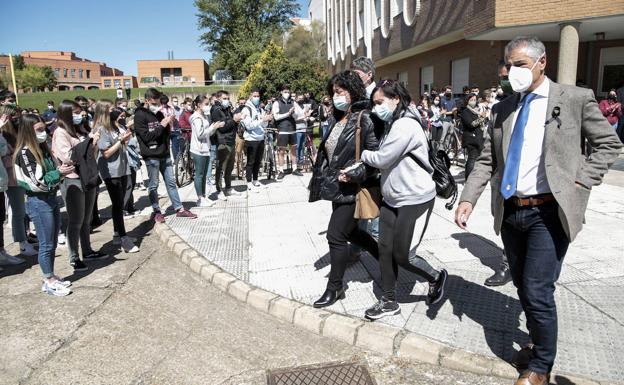 Los compañeros arropan a la familia de Mario Fuentes, el universitario asesinado en León