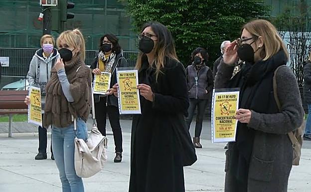 Concentración de peluqueros, esta mañana en Santander.