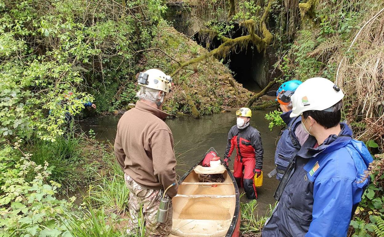 Los técnicos en el último estudio realizado en el túnel.