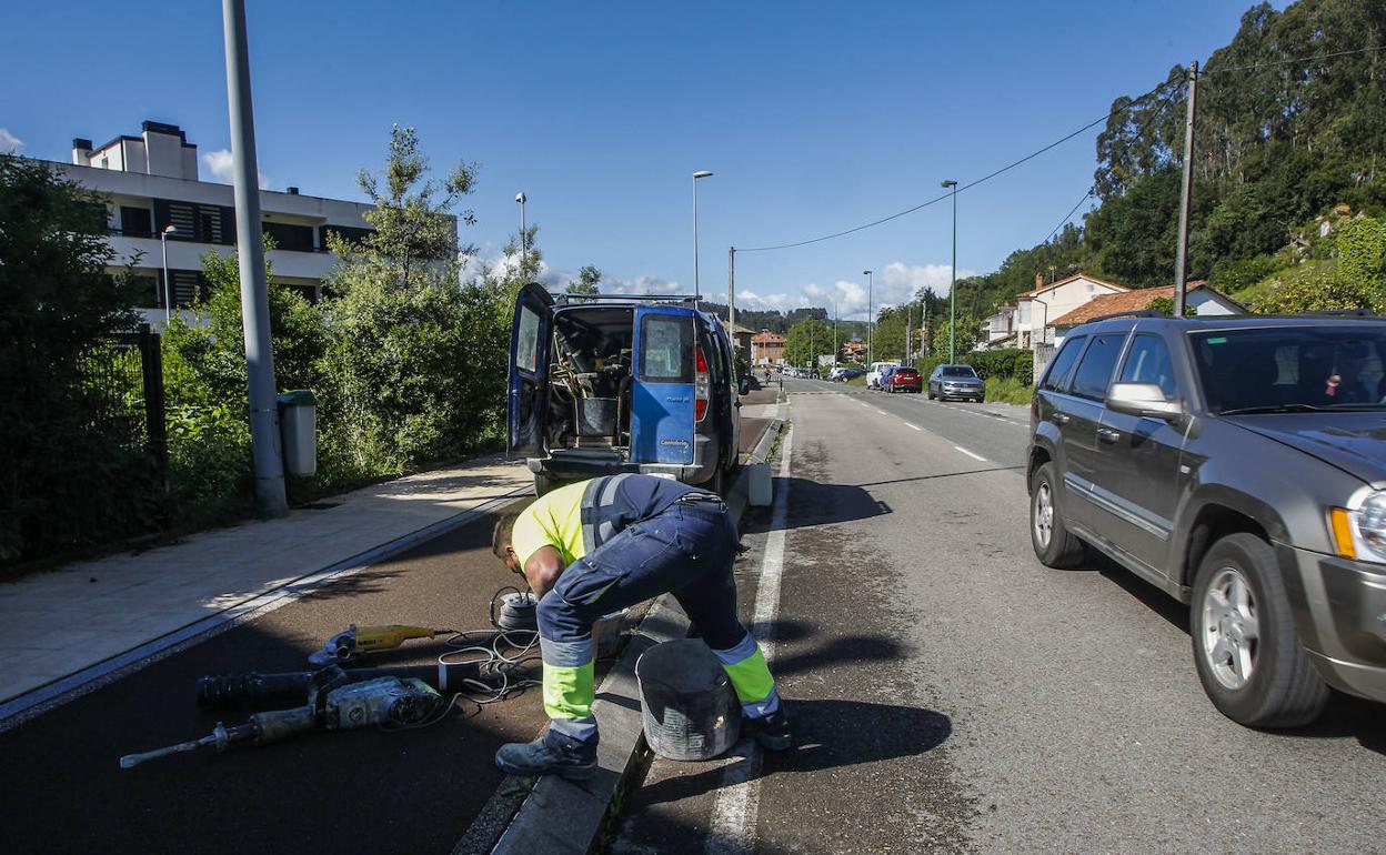 Trabajos de conservación y mantenimiento en una calle de la localidad de Ganzo. 