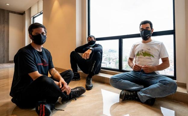 lex Txikon, en el centro, junto al fotógrafo Sendoa Elejalde y el periodista Iñaki Makazaga, confinados en el hotel. / 