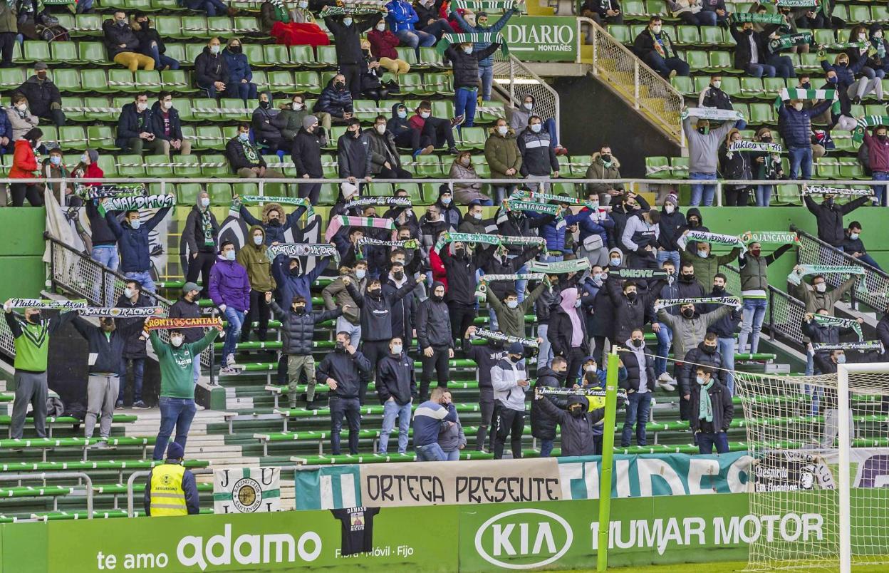 Un grupo de aficionados anima en las gradas de El Sardinero en el encuentro que enfrentó al Racing y al Laredo esta temporada . 