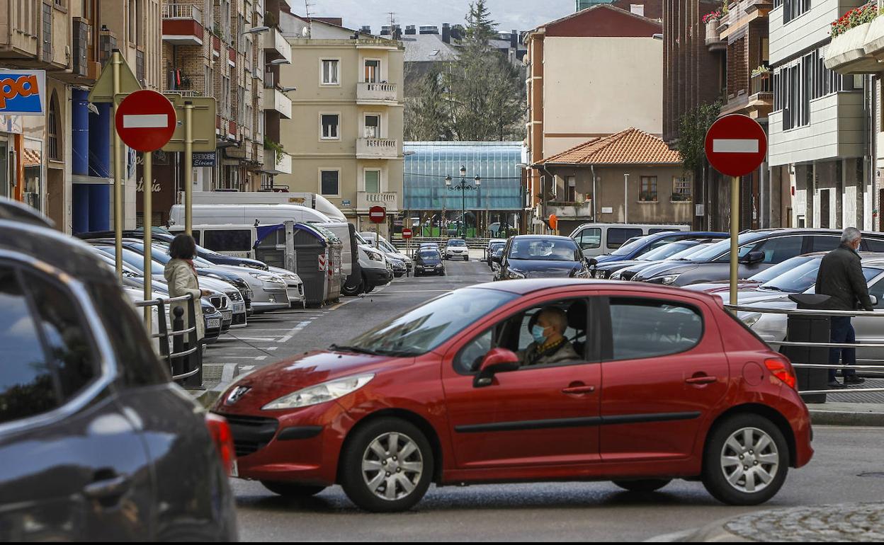 Vehículos en la calle Cid, una de las que dispondrá de plazas de estacionamiento limitadas, en el centro de Torrelavega.