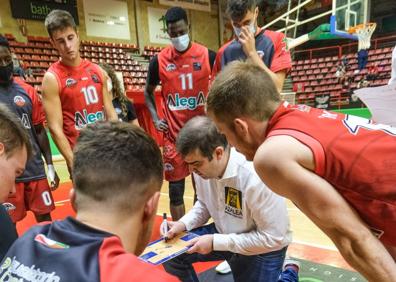 Imagen secundaria 1 - El Alega visita al Ponferrada en el primer partido de los cuartos de final por el ascenso a la LEB oro