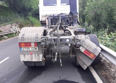 Imagen secundaria 1 - Cortado un carril de la N-621, entre Puente Lles y Panes, tras el vuelco de la caja de un camión