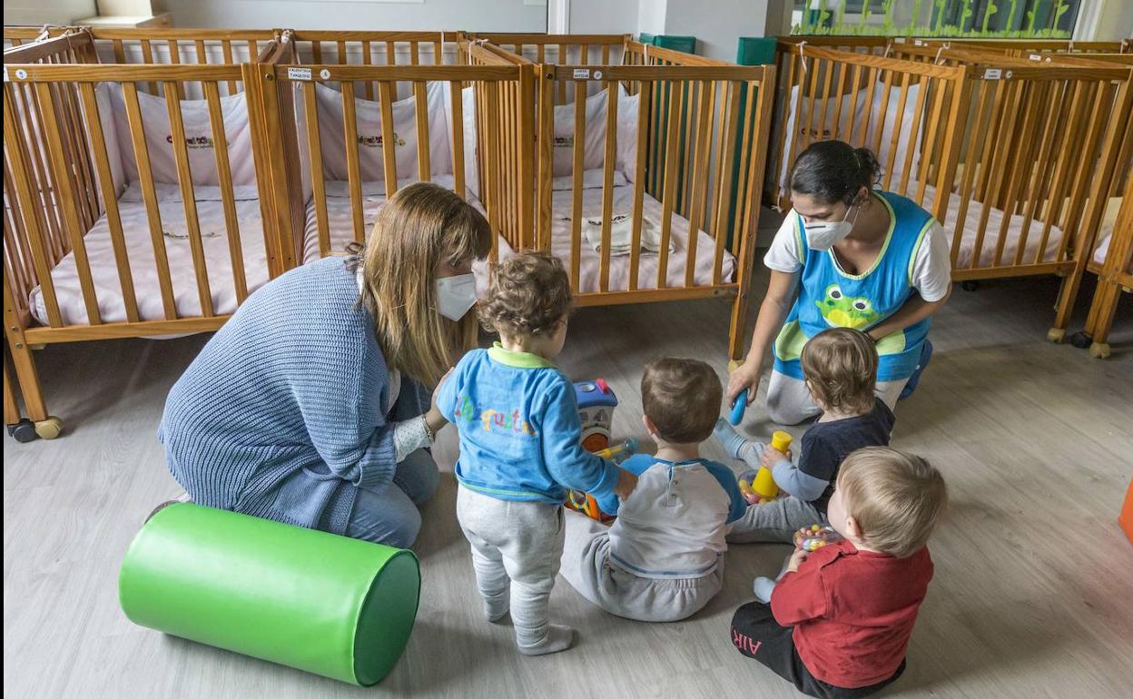 Santander ha concedido en lo que va de año becas de guardería a 97 familias por un total de 108.000 euros
