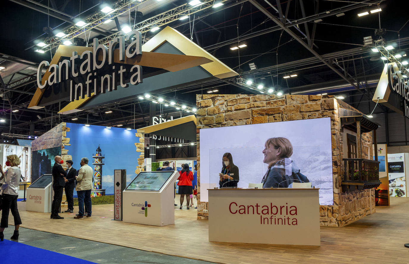 El nuevo estand se ha conceptualizado como una casona cántabra, desde la distribución de los espacios que busca la amplitud en todas las zonas y que favorece la entrada y acogida de todos los visitantes, a los elementos visuales que recrean las fachadas y balconadas propias de los pueblos de Cantabria