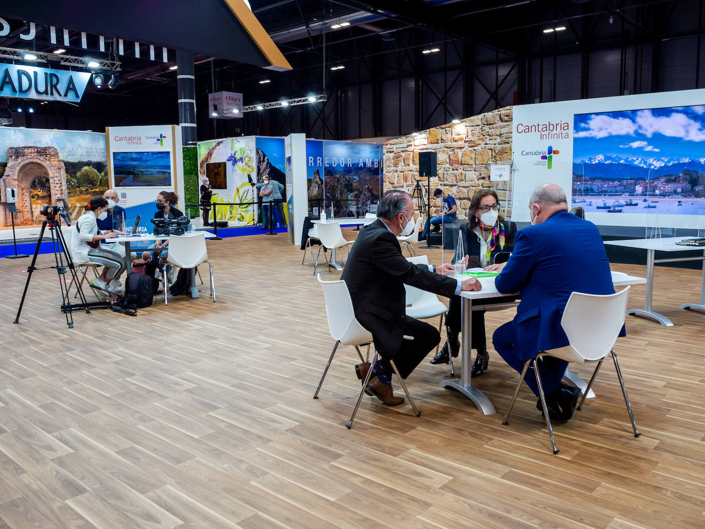 El estand de Cantabria acoge un espacio para el encuentro entre los profesionales del sector turístico. Son 600 metros cuadrados con un nuevo diseño que reproduce una casona típica y adaptado para cumplir con toda las medidas preventivas anti-covid