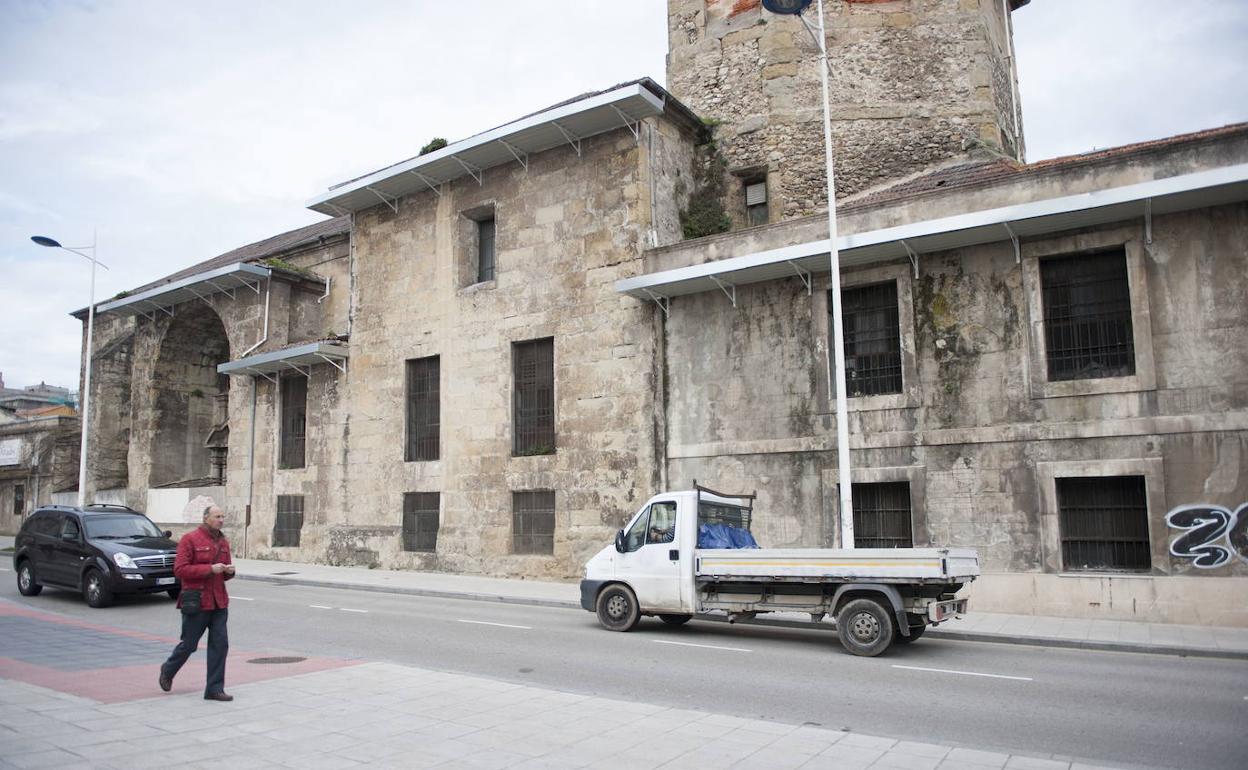 El inmueble, muy deteriorado, se encuentra frente a la sede del Parlamento de Cantabria.