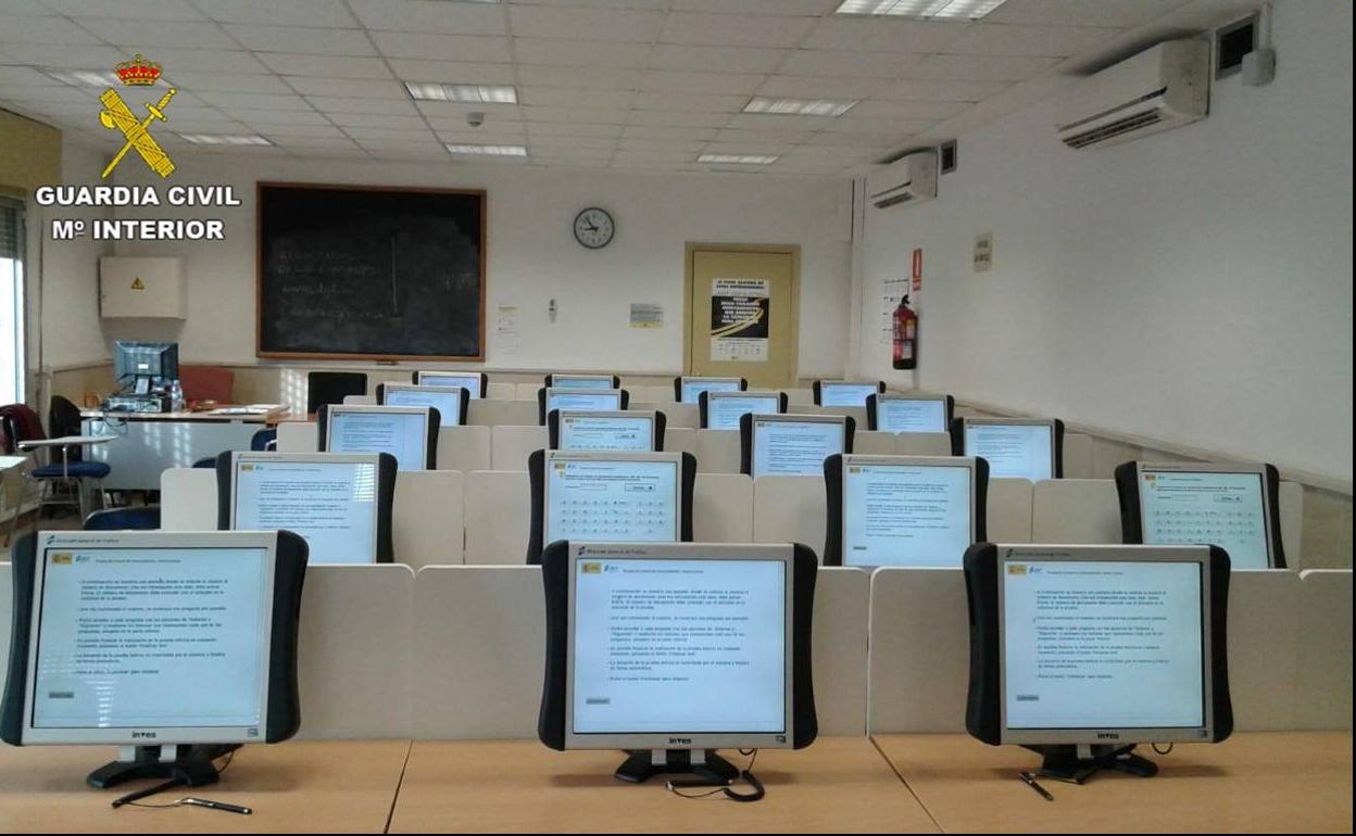 Aula de exámenes de conducir.