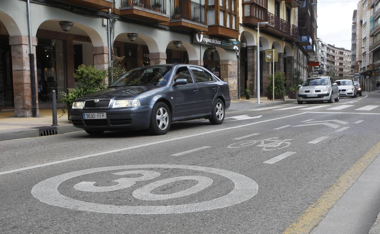 Calle José María Pereda, en el centro de Torrelavega, con límite de velocidad a 30 km/h