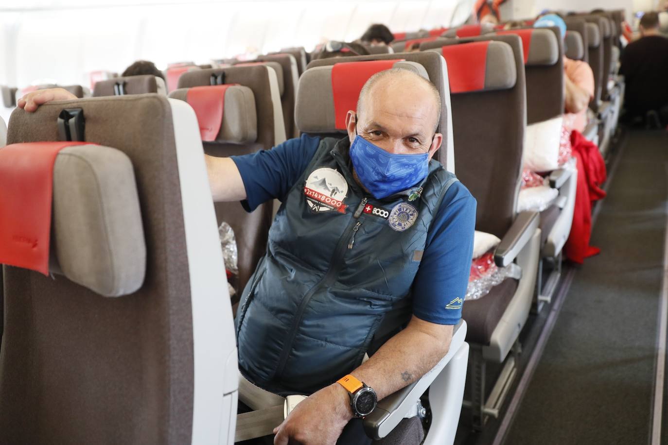 El alpinista Juanito Oiarzabal posa en el avión antes de partir hacia España este viernes. España ha organizado un vuelo especial de Iberia que viajajó este miércoles a Katmandú cargado de material médico y sanitario para regresar el viernes con un centenar de alpinistas españoles y de otros países de la Unión Europea atrapados en Nepal a consecuencia del coronavirus. Entre el centenar de españoles atrapados están el veterano himalayista Carlos Soria y Sebastián Álvaro, director del programa de TVE 'Al filo de lo imposible' , quien se encuentra con el conocido alpinista Juanito Oiarzabal y un grupo de 27 personas, que han contactado con Exteriores para intentar regresar a España.