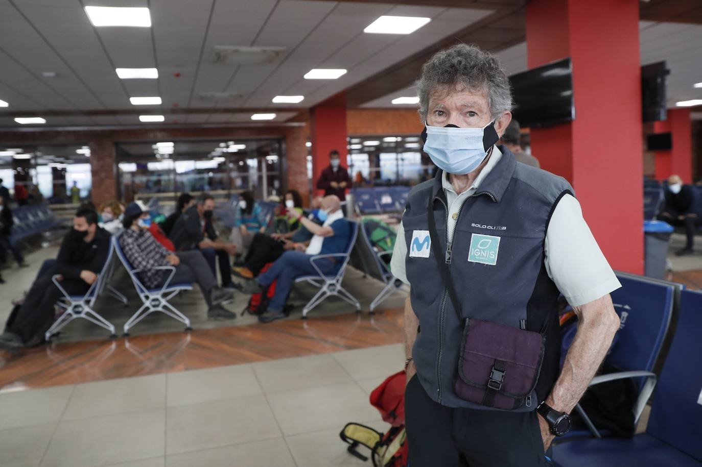 El himalayista Carlos Soria posa en la sala de embarque antes de partir hacia España, este viernes. España ha organizado un vuelo especial de Iberia que viajajó este miércoles a Katmandú cargado de material médico y sanitario para regresar el viernes con un centenar de alpinistas españoles y de otros países de la Unión Europea atrapados en Nepal a consecuencia del coronavirus. Entre el centenar de españoles atrapados están el veterano himalayista Carlos Soria y Sebastián Álvaro, director del programa de TVE 'Al filo de lo imposible', quien se encuentra con el conocido alpinista Juanito Oiarzabal y un grupo de 27 personas, que han contactado con Exteriores para intentar regresar a España.