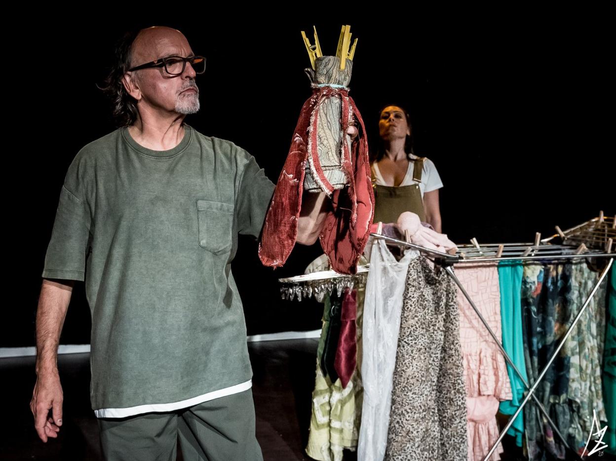 Fernando Madrazo en una escena de 'Molly y el gigante', obra que se estrena en la sala Pereda. 