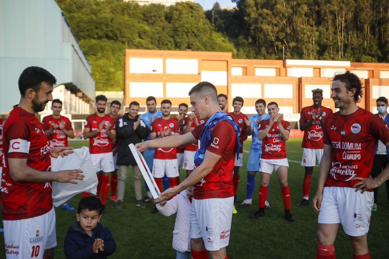 Los jugadores se felicitan por la buena temporada.