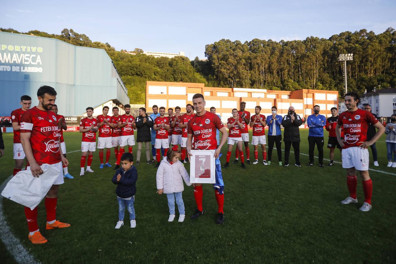 Los jugadores se felicitan por la buena temporada.