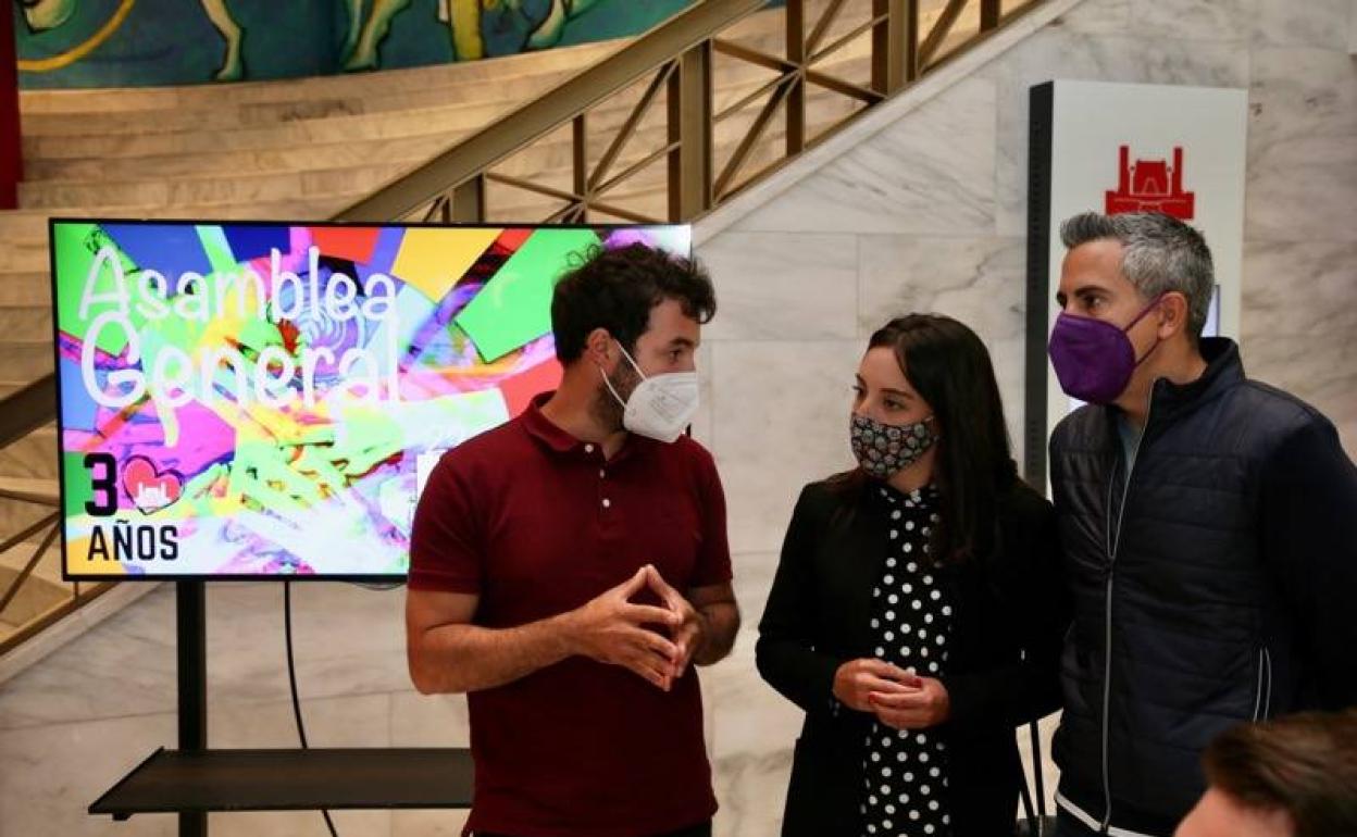 El vicepresidente del Gobierno junto al presidente del CJC y la directora General de Juventud.