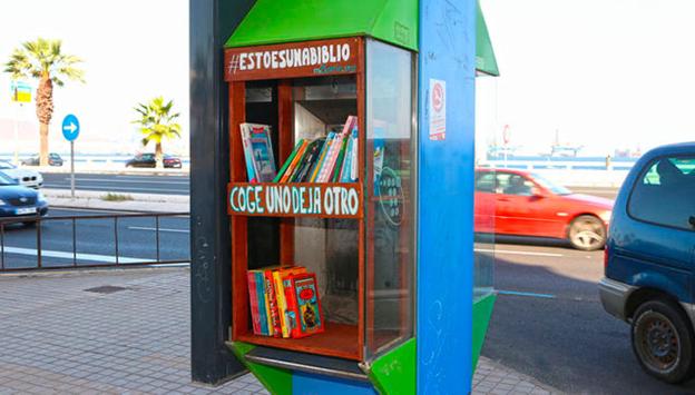 Cabina reciclada en biblioteca pública.