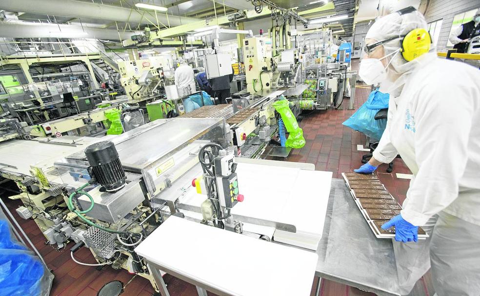 Una operaria de la fábrica La Penilla de Nestlé, en Santa María de Cayón, recoge el chocolate Jungly.