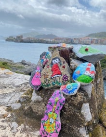 Imagen secundaria 2 - Participantes durante el hallazgo de algunas de las piedras decoradas.