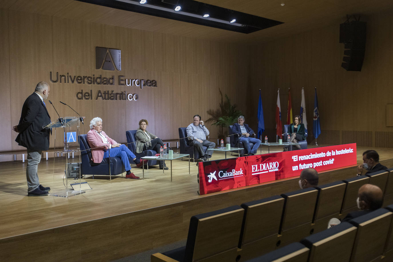 El salón de actos de la Universidad Europea del Atlántico acogió este foro organizado por El Diario Montañés y CaixaBank 