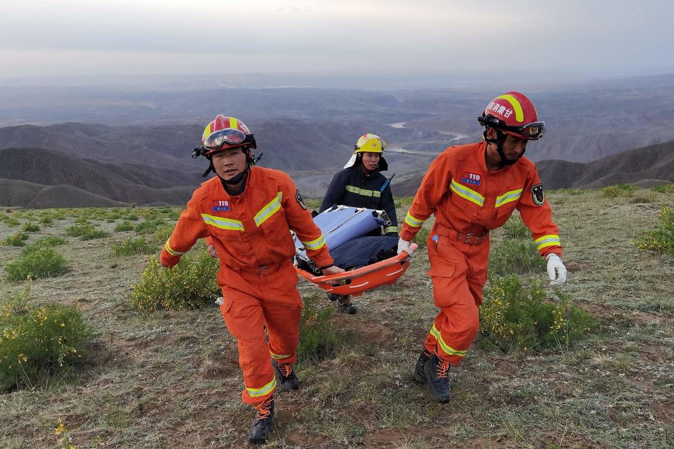 Los equipos de rescate trasladan a uno de los fallecidos.