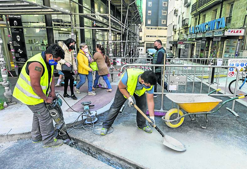 Los operarios realizan las últimas canalizaciones. 
