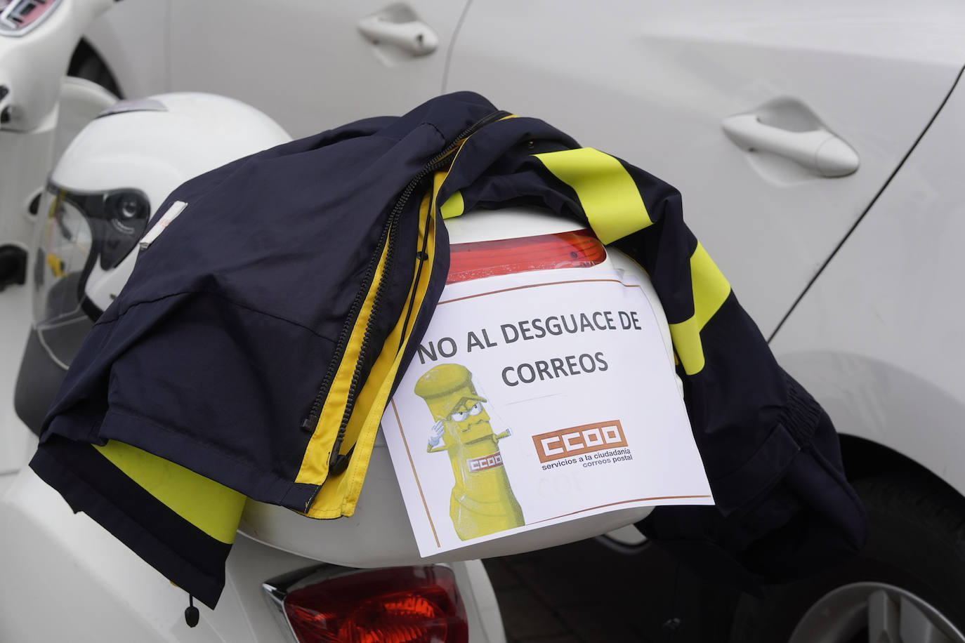 Fotos: Los trabajadores de Correos se movilizan en Santander