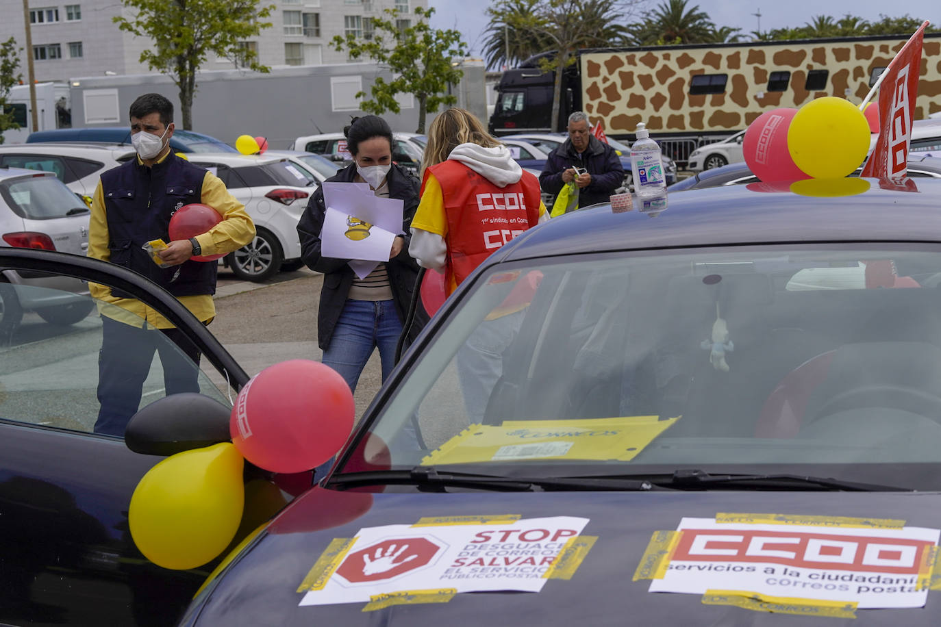 Fotos: Los trabajadores de Correos se movilizan en Santander