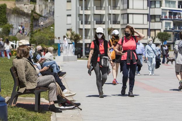 Los contagios semanales bajan a niveles de agosto y confirman el fin de la cuarta ola