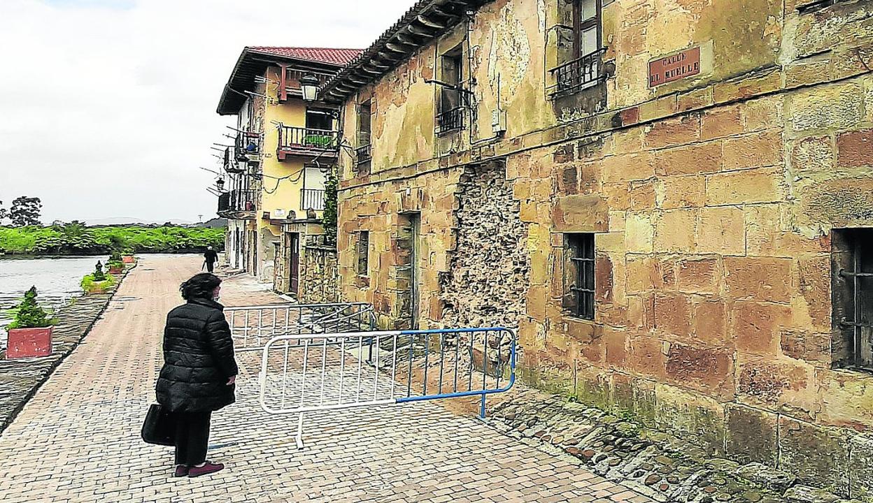 El Ayuntamiento ha recuperado las piedras para restituirlas cuando se rehabilite la lonja.