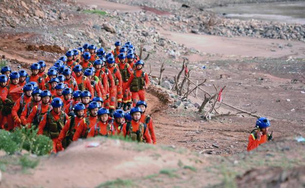 Los equipos de rescate buscando víctimas en el condado de Jingtai de la ciudad de Baiyin tras el fuerte temporal.