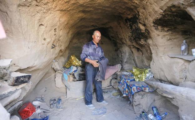 Imagen. El pastor Zhu Keming, aclamado como un héroe en China por rescatar a seis corredores, muestra la vivienda-cueva donde refugió a los atletas afectados cerca de la ciudad de Baiyin.