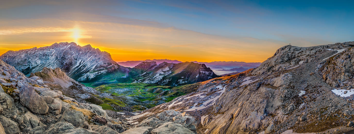 El Parque Nacional de los Picos de Europa cuenta con las cumbres más altas de la Cordillera Cantábrica, lo que indudablemente le da un enorme atractivo paisajístico, turístico y deportivo. Es el tercer Parque Nacional más visitado de España, con casi dos millones de visitantes anuales y fue declarado Reserva de la Biosfera en 2003.