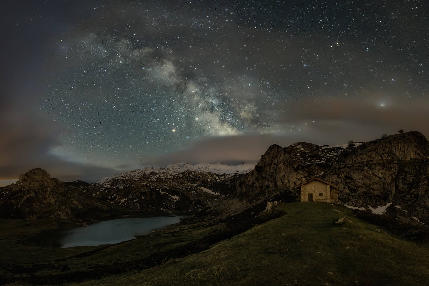 El Parque Nacional de los Picos de Europa cuenta con las cumbres más altas de la Cordillera Cantábrica, lo que indudablemente le da un enorme atractivo paisajístico, turístico y deportivo. Es el tercer Parque Nacional más visitado de España, con casi dos millones de visitantes anuales y fue declarado Reserva de la Biosfera en 2003.