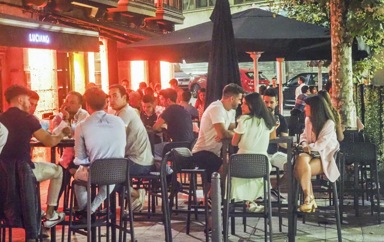 Varios grupos de jóvenes, en los bares de la plaza de Cañadío de Santander, durante la madrugada del pasado sábado. 