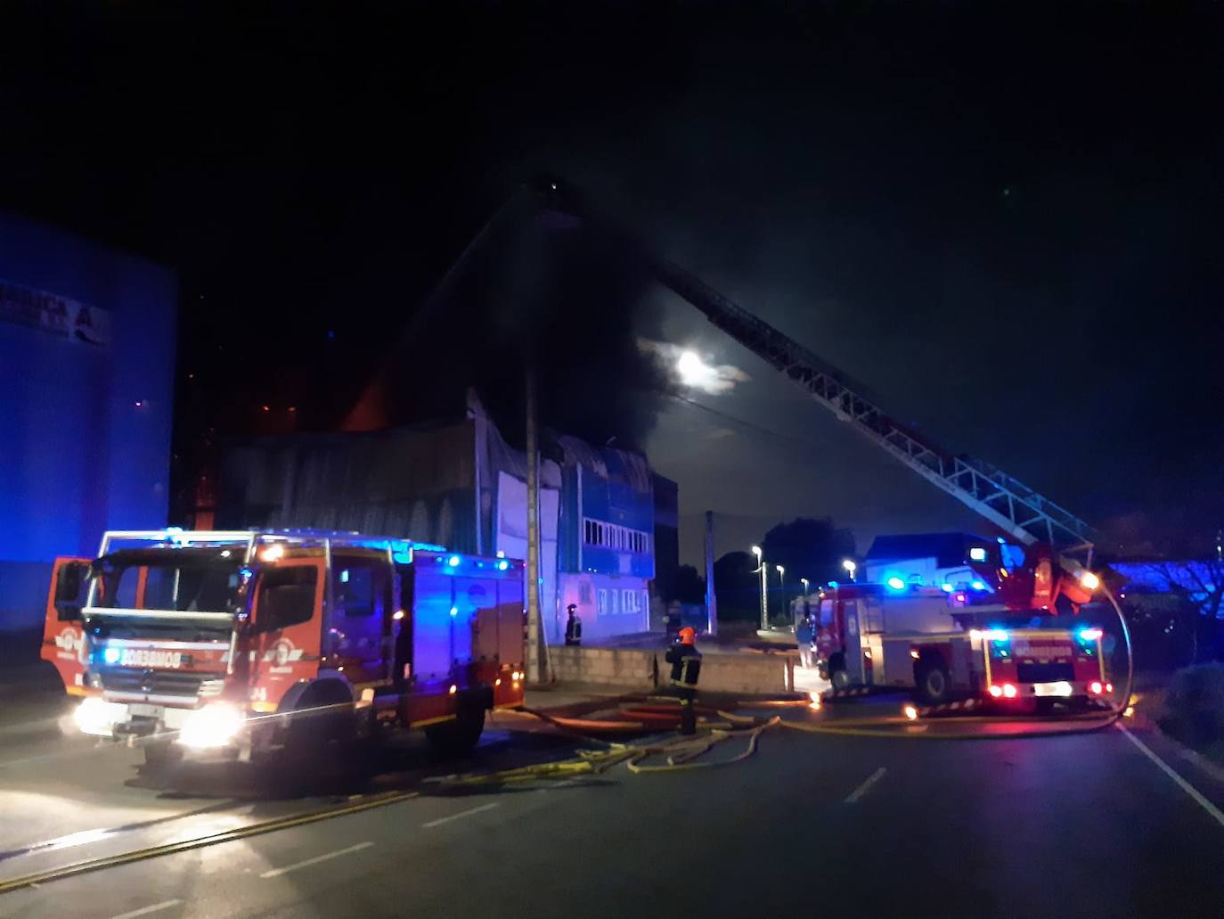 Fotos: Imágenes del dispositivo de extinción del incendio en una nave industrial en Polanco