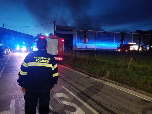 Fotos: Imágenes del dispositivo de extinción del incendio en una nave industrial en Polanco