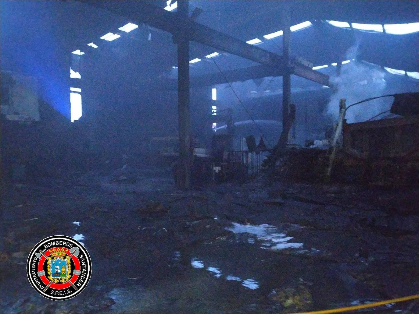 Fotos: Imágenes del dispositivo de extinción del incendio en una nave industrial en Polanco